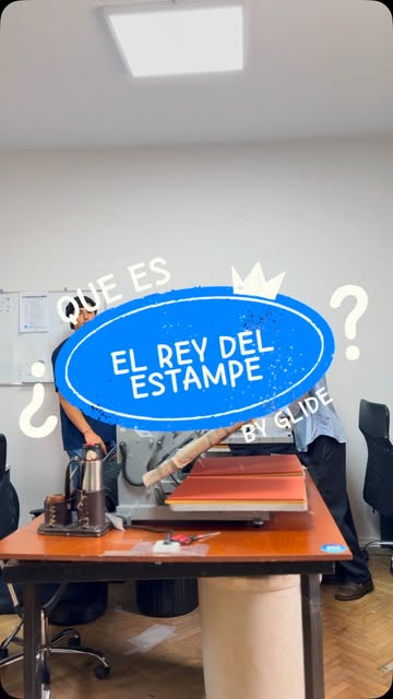 El equipo estampando en el taller de GLIDE